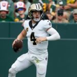 Incertitude chez les Saints : Derek Carr blessé à l’épaule