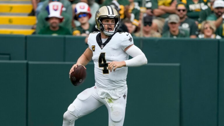 Incertitude chez les Saints : Derek Carr blessé à l’épaule
