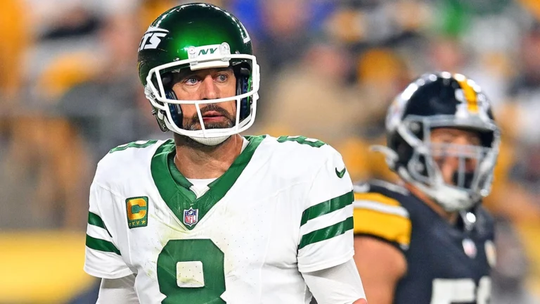 Aaron Rodgers (QB) signe avec les Steelers